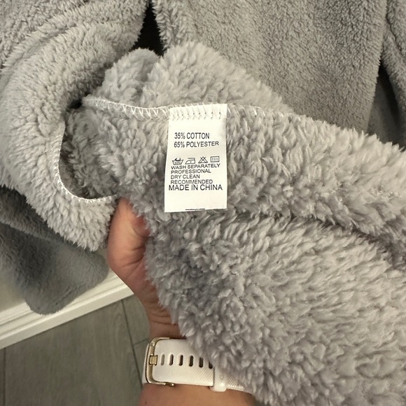 Soft and Comfy Sherpa Jacket with Hood - XL - Picture 4 of 5